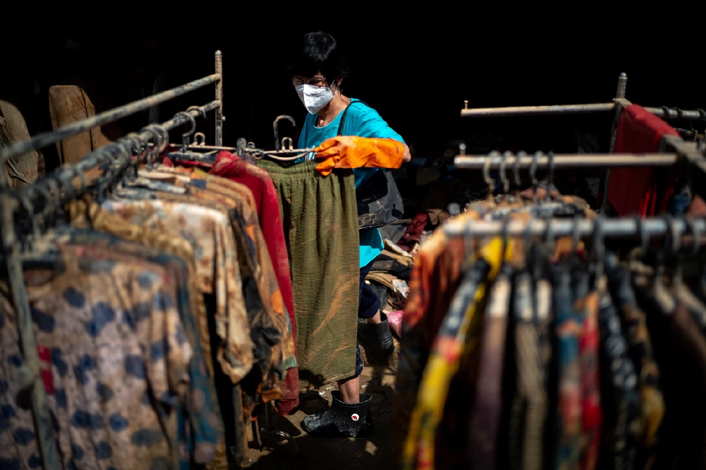 เพื่อความอยู่รอด! ร้านค้าหาดใหญ่นำ "สินค้า" เปื้อนโคลน แต่ยังใช้ได้ออกมาเลหลังขายในราคาถูก (มีคลิป)