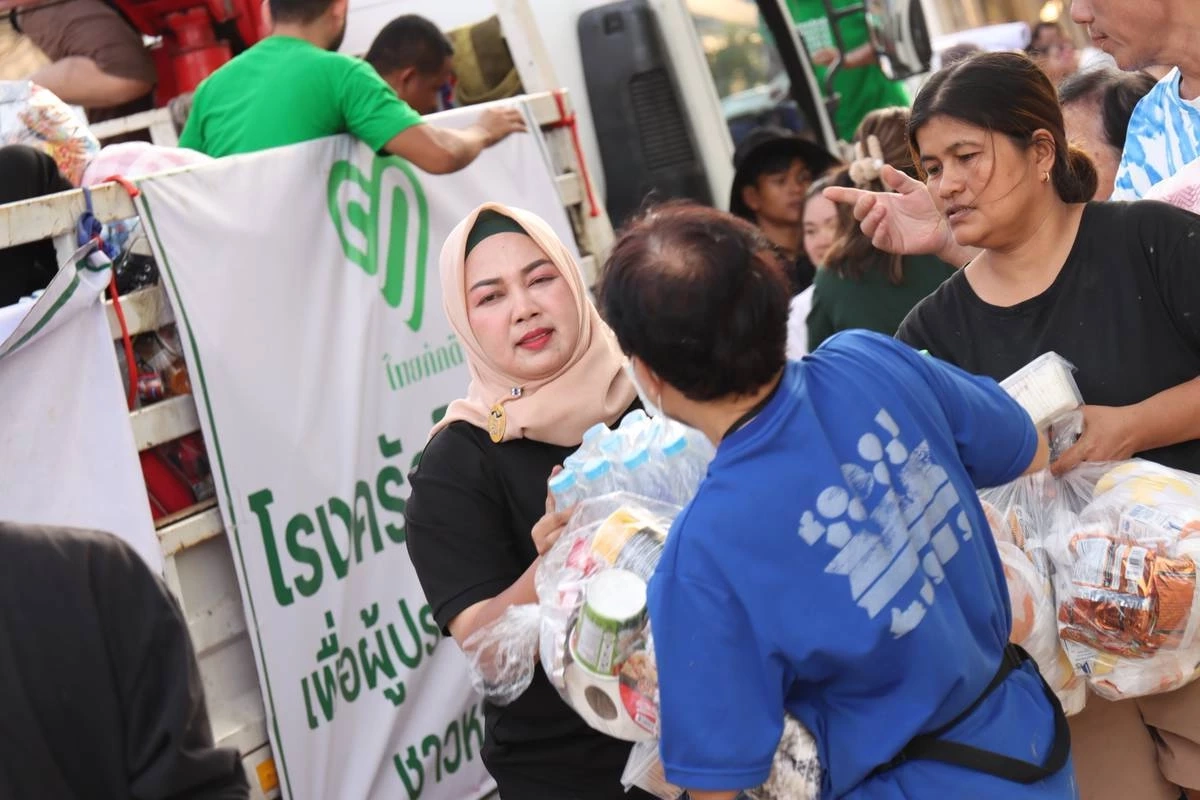 "หมอวรงค์" เจอดี ลงหาดใหญ่แจกของชาวบ้านตะโกนถาม “ไม่มีชื่อติดโพล มาทำไม”