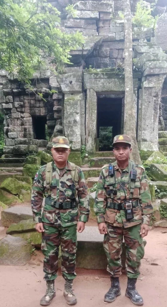 เปิดคลิป! ไม่ใช่วิถีนักรบ "กัมพูชา" ถึงขั้นใช้ "เมีย" ร่วมประกอบกระสุนปืน ค. ในฐานที่ปราสาทตาควาย