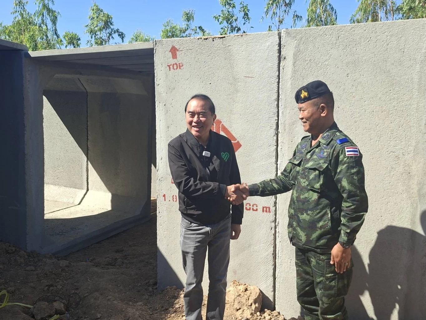 "หมอวรงค์" ร่วมโบกธงส่งร่าง "จ่าเริง" พร้อมให้กำลังใจทหารแนวหน้า