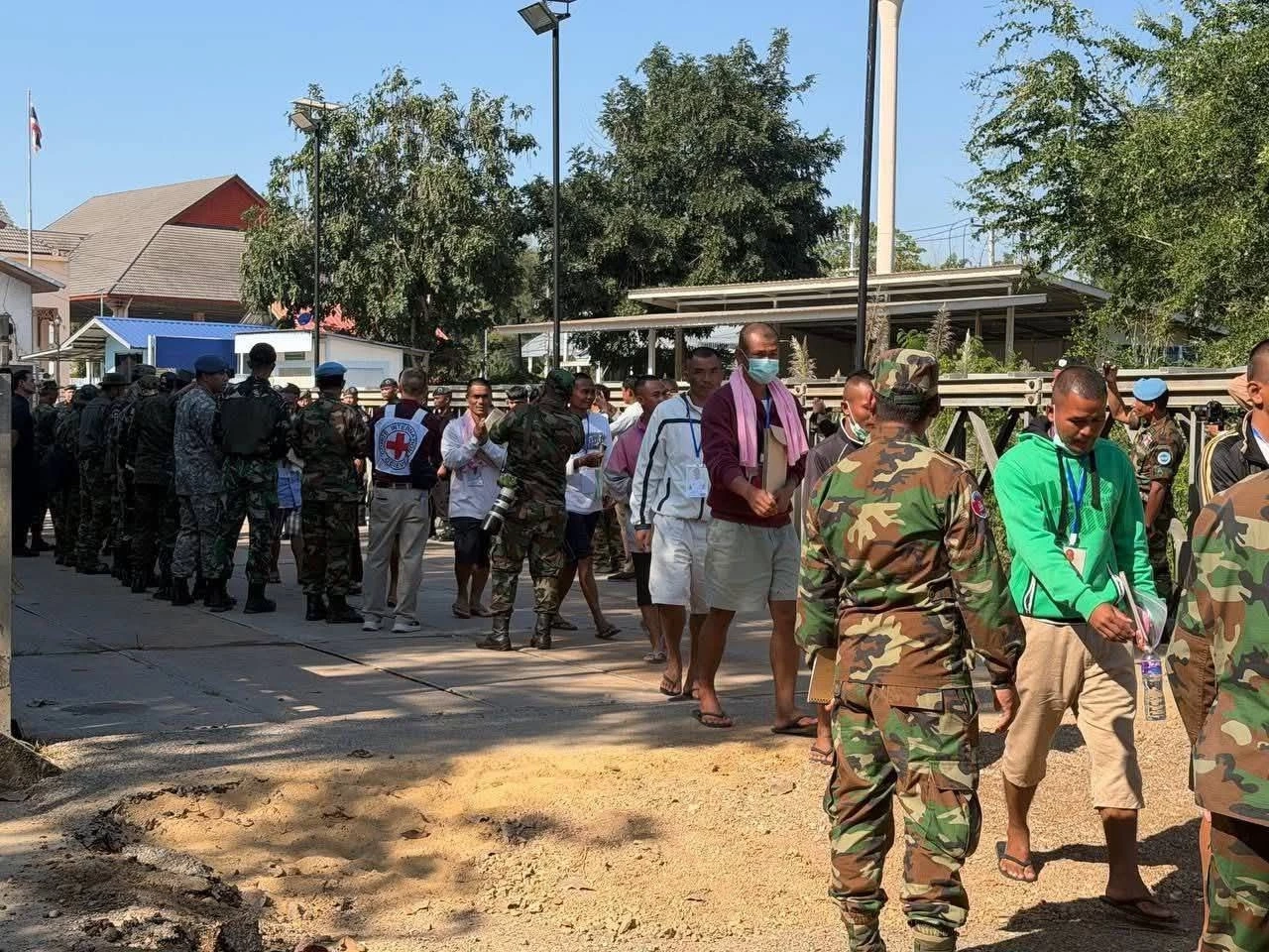 ด่วน! ปล่อย 18 ทหารกัมพูชาแล้ว ที่ด่านถาวรบ้านผักกาด หลังหยุดยิง 72 ชม.