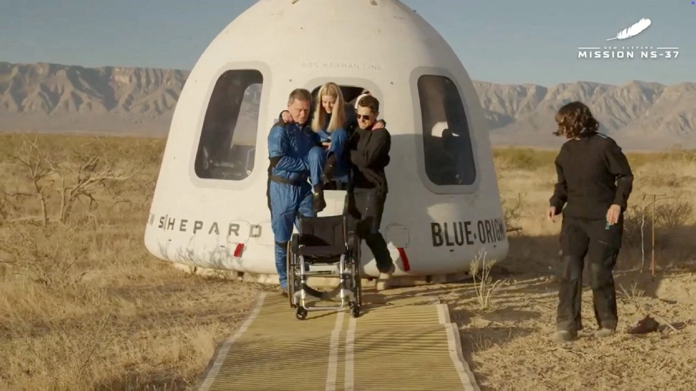 ครั้งแรกของโลก! วิศวกรสาวพิการนั่งวีลแชร์ทะยานสู่ขอบอวกาศสำเร็จ