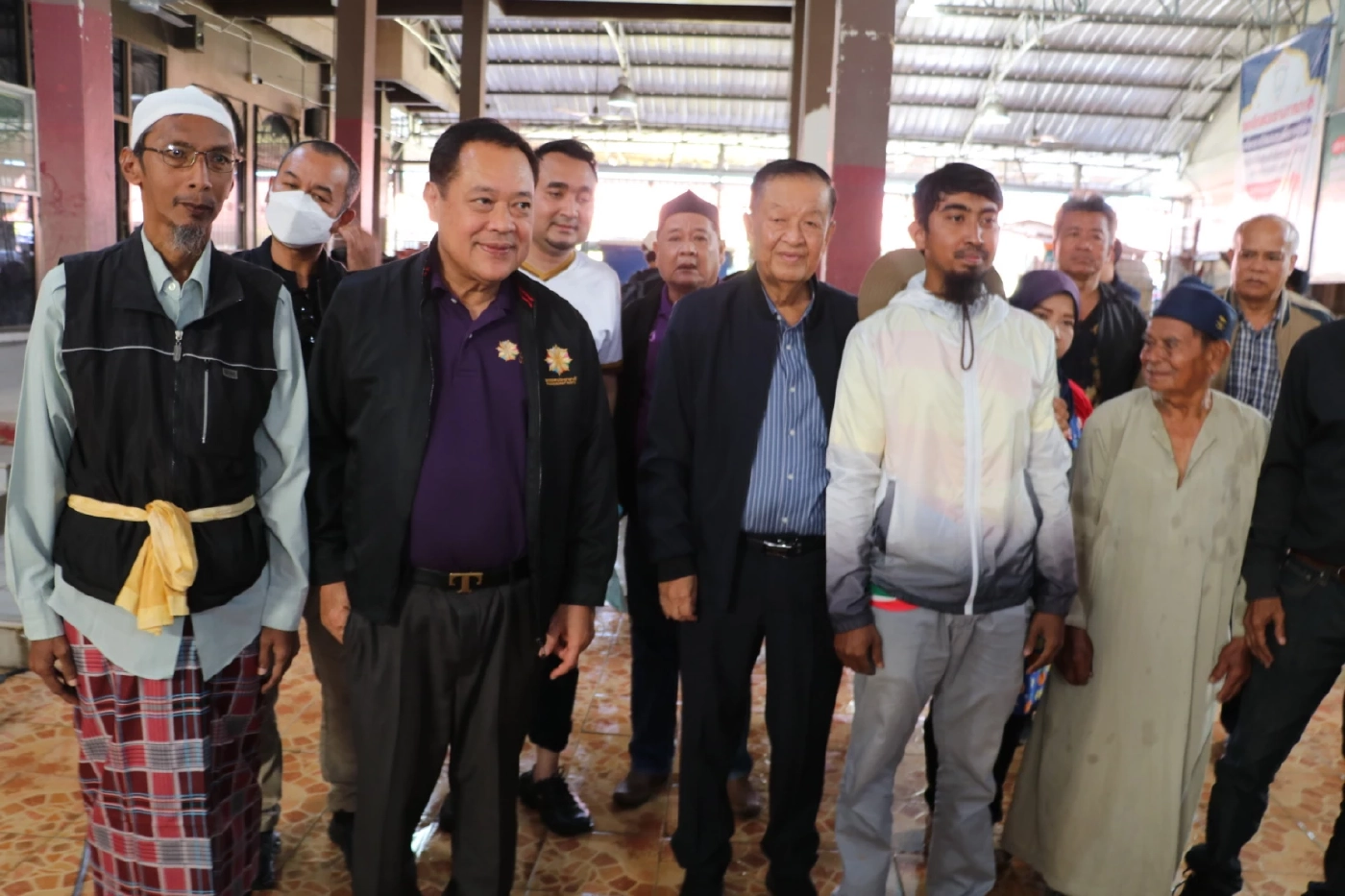 “วันนอร์-ทวี” ส่งทีมจิตอาสาชายแดนใต้ ฟื้นฟูหาดใหญ่-สงขลา