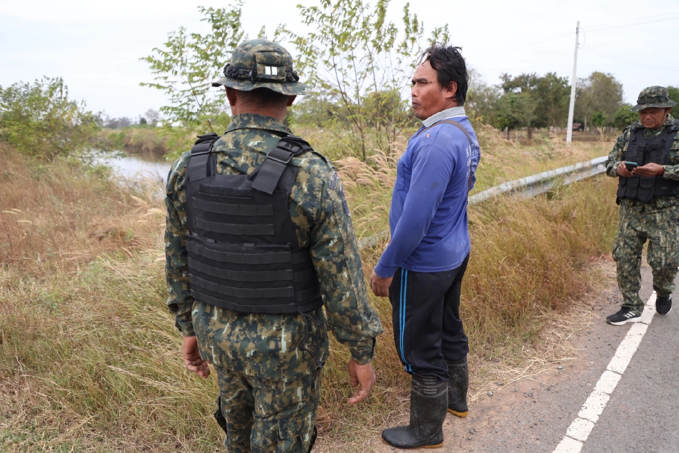 "ทหาร–ตร.พนมดงรัก" ลงพื้นที่ หลังกัมพูชายิงจรวด BM-21 กว่า 50 นัด พบสะเก็ดระเบิดกระจาย