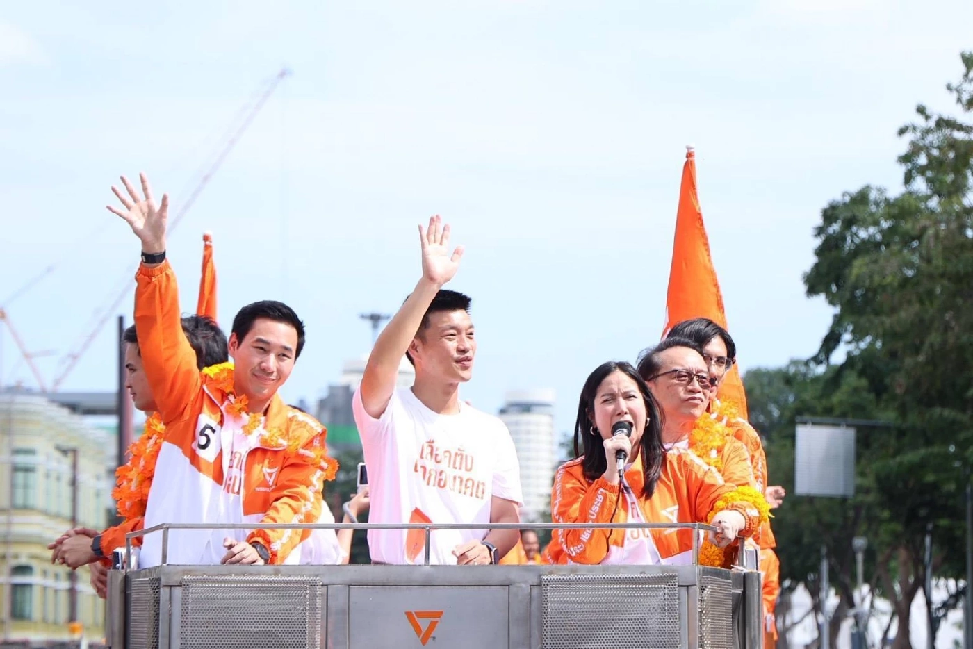 ประชาชนโบกมือเรียก "นายกฯ เท้ง" ขณะแห่ช่วยหาเสียง