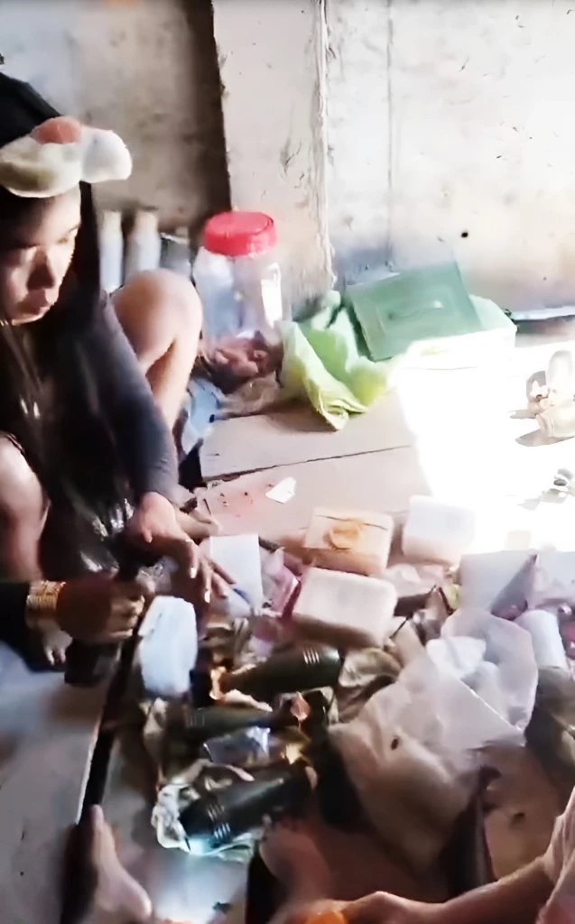 เปิดคลิป! ไม่ใช่วิถีนักรบ "กัมพูชา" ถึงขั้นใช้ "เมีย" ร่วมประกอบกระสุนปืน ค. ในฐานที่ปราสาทตาควาย