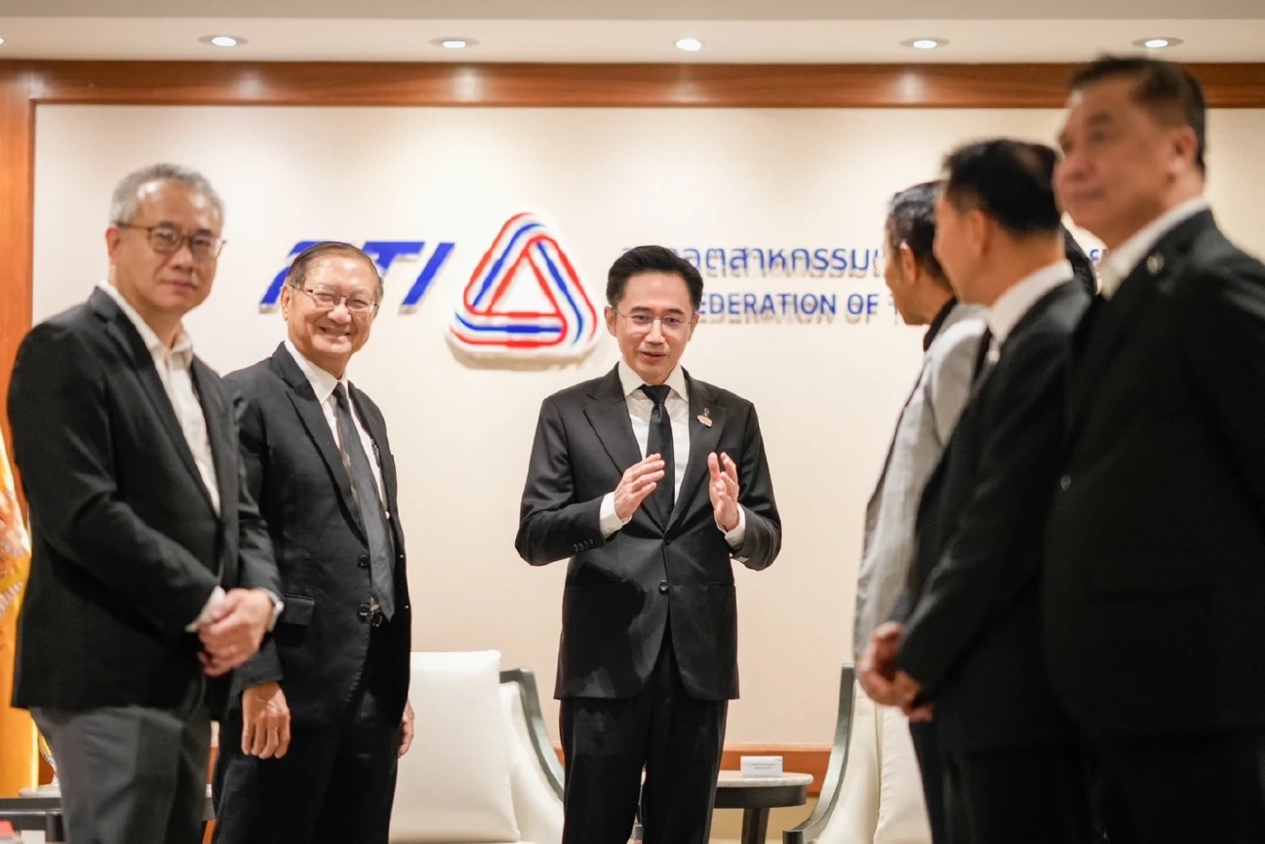 "ยศชนัน" นำทีมเศรษฐกิจ "เพื่อไทย" ถก "สภาอุตสาหกรรมฯ" กำหนดทิศทาง "เศรษฐกิจ" สอดรับนโยบายพรรค