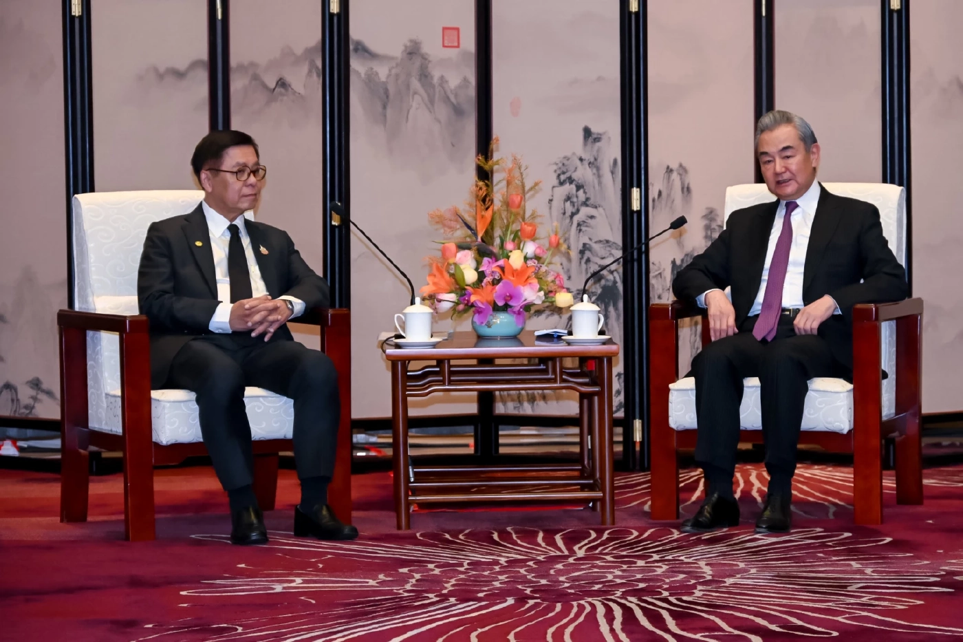 “สีหศักดิ์” พบ “หวังอี้” หวังบีบกัมพูชาไม่สร้างความขัดแย้งอีก