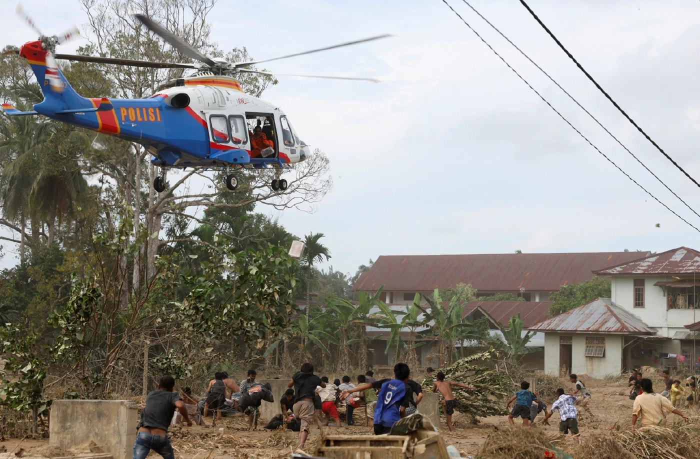 เหยื่อน้ำท่วมอินโดฯ ทะลุ 900 สูญหายอีกว่า 450 ผู้คนอดอยาก