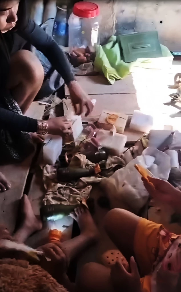 เปิดคลิป! ไม่ใช่วิถีนักรบ "กัมพูชา" ถึงขั้นใช้ "เมีย" ร่วมประกอบกระสุนปืน ค. ในฐานที่ปราสาทตาควาย