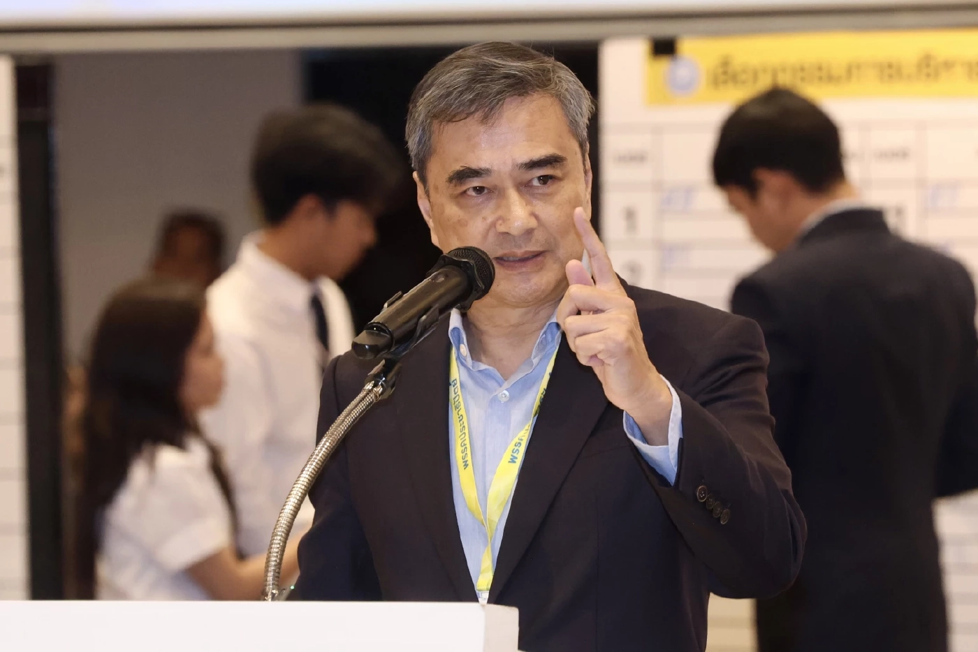 นายอภิสิทธิ์ เวชชาชีวะ หัวหน้าพรรคประชาธิปัตย์