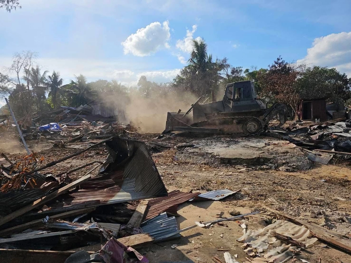 เปิดภาพ "ทหารช่าง" ลุยรื้อถอน "อนุสาวรีย์ตาอม-ตลาดอานม้า"