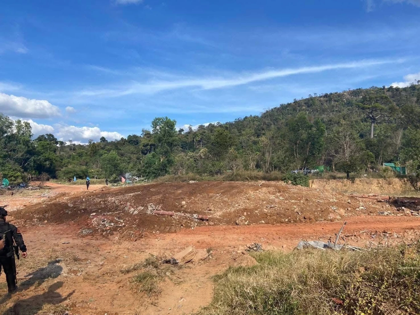 เปิดภาพ "ทหารช่าง" ลุยรื้อถอน "อนุสาวรีย์ตาอม-ตลาดอานม้า"