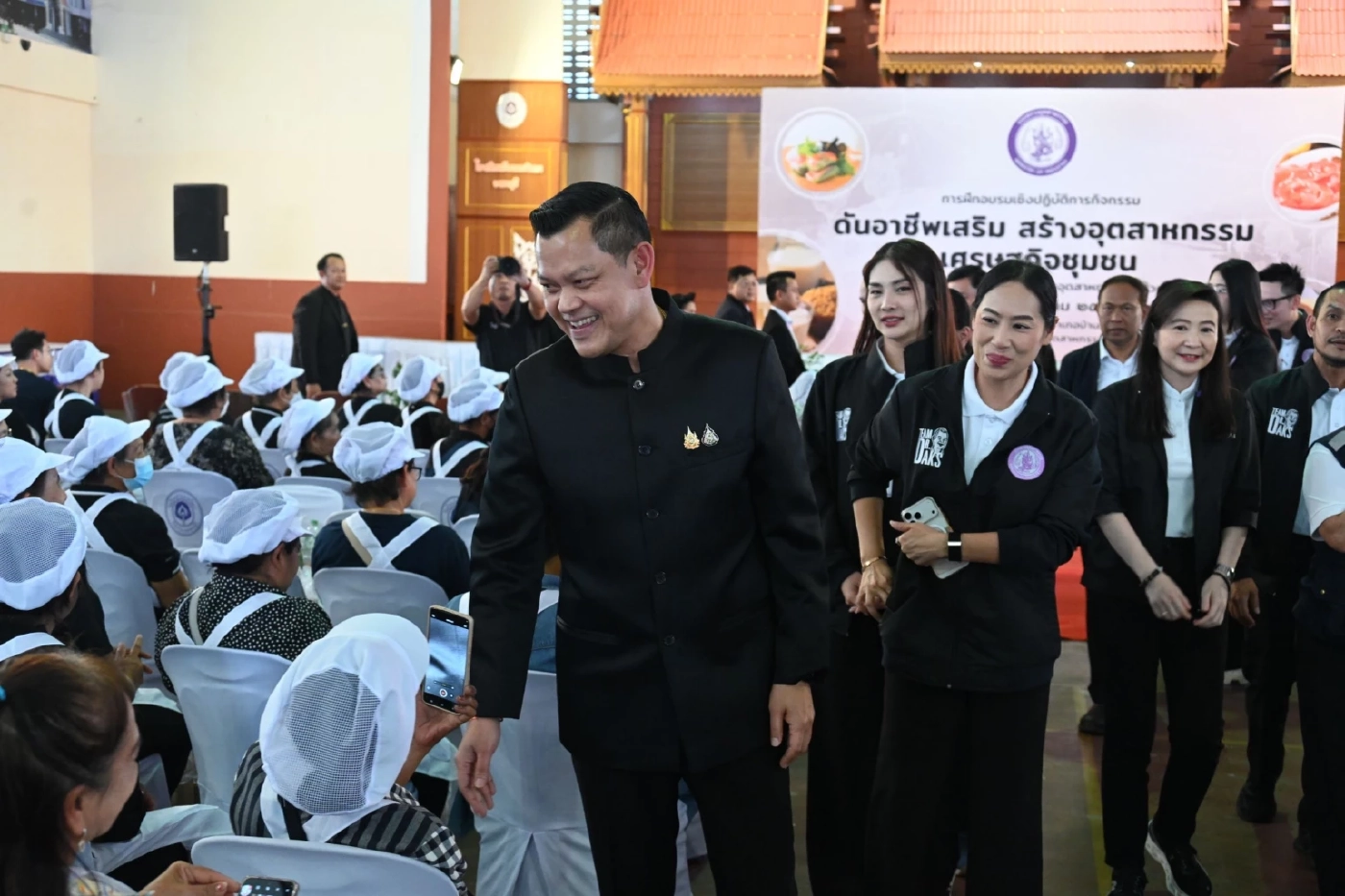 “ธนกร” นำทีม ก.อุตฯ ลุยบ้านลาด สร้างอาชีพเสริมให้ชุมชน