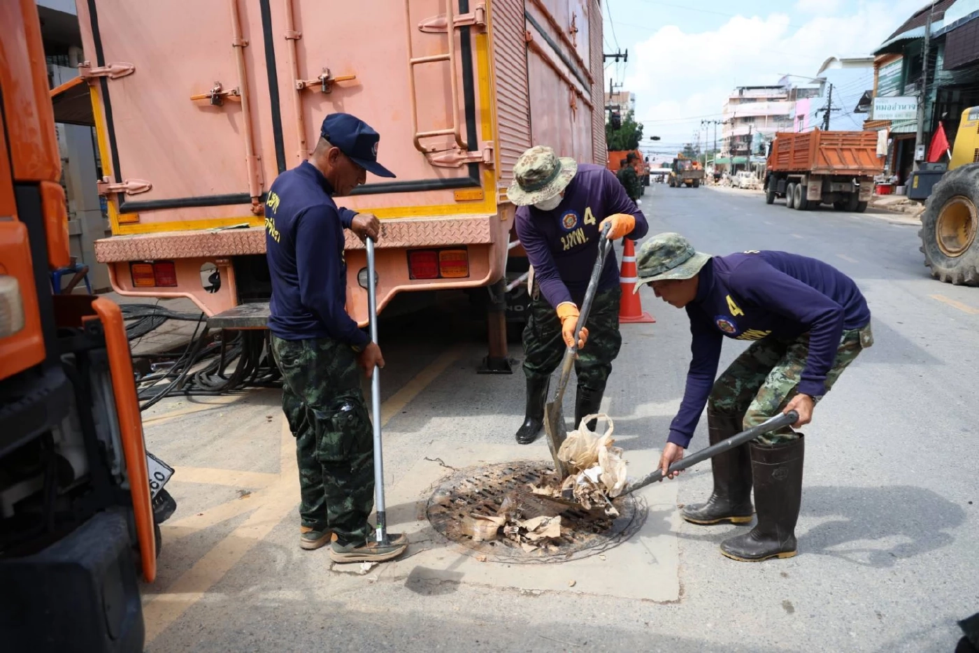 ศป.กฉ.ส่วนหน้า ระดมกำลังพล-เครื่องมือช่าง เร่งการฟื้นฟูเมืองหาดใหญ่