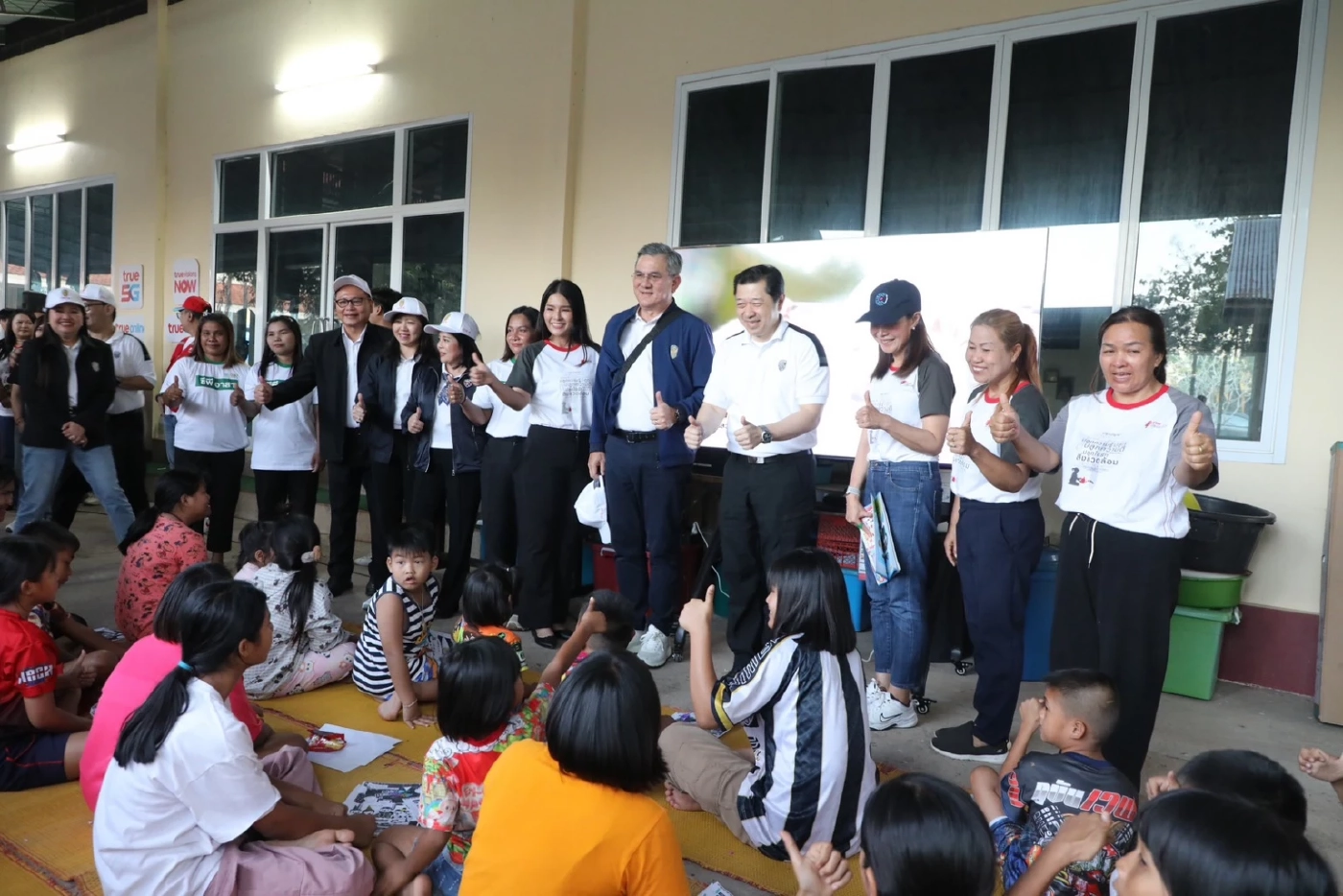 ซีอีโอศุภชัยนำทีมซีพีอาสาลงพื้นที่อุบลฯ มอบอุปกรณ์แพทย์ 10 ล้านบาท