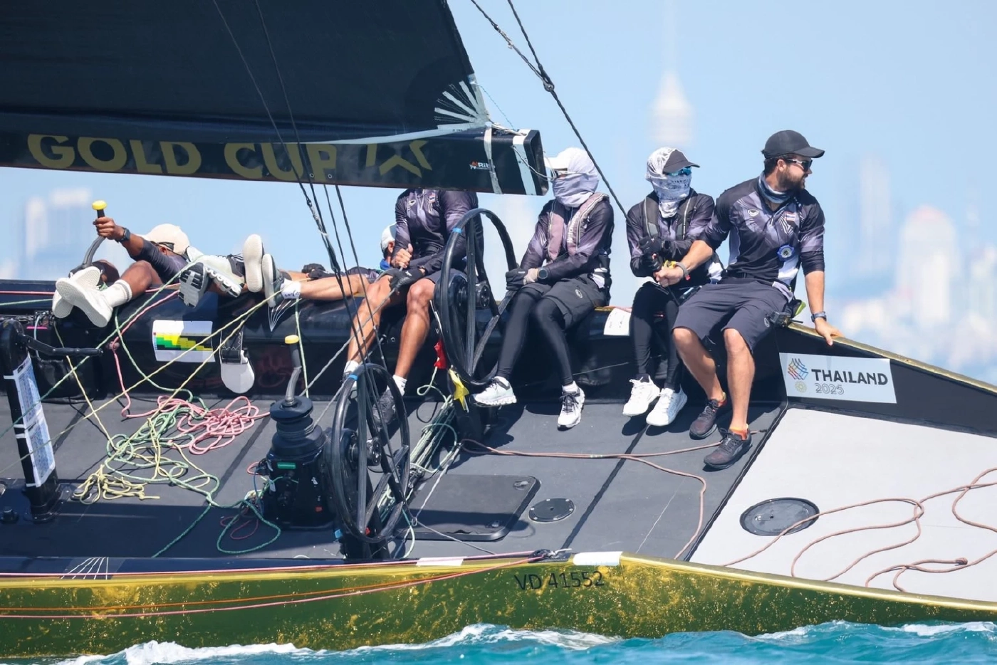 "พระราชินี" ทรงนำเรือใบไทยคว้าชัย 2 เรซ นำอันดับ 1 ซีเกมส์