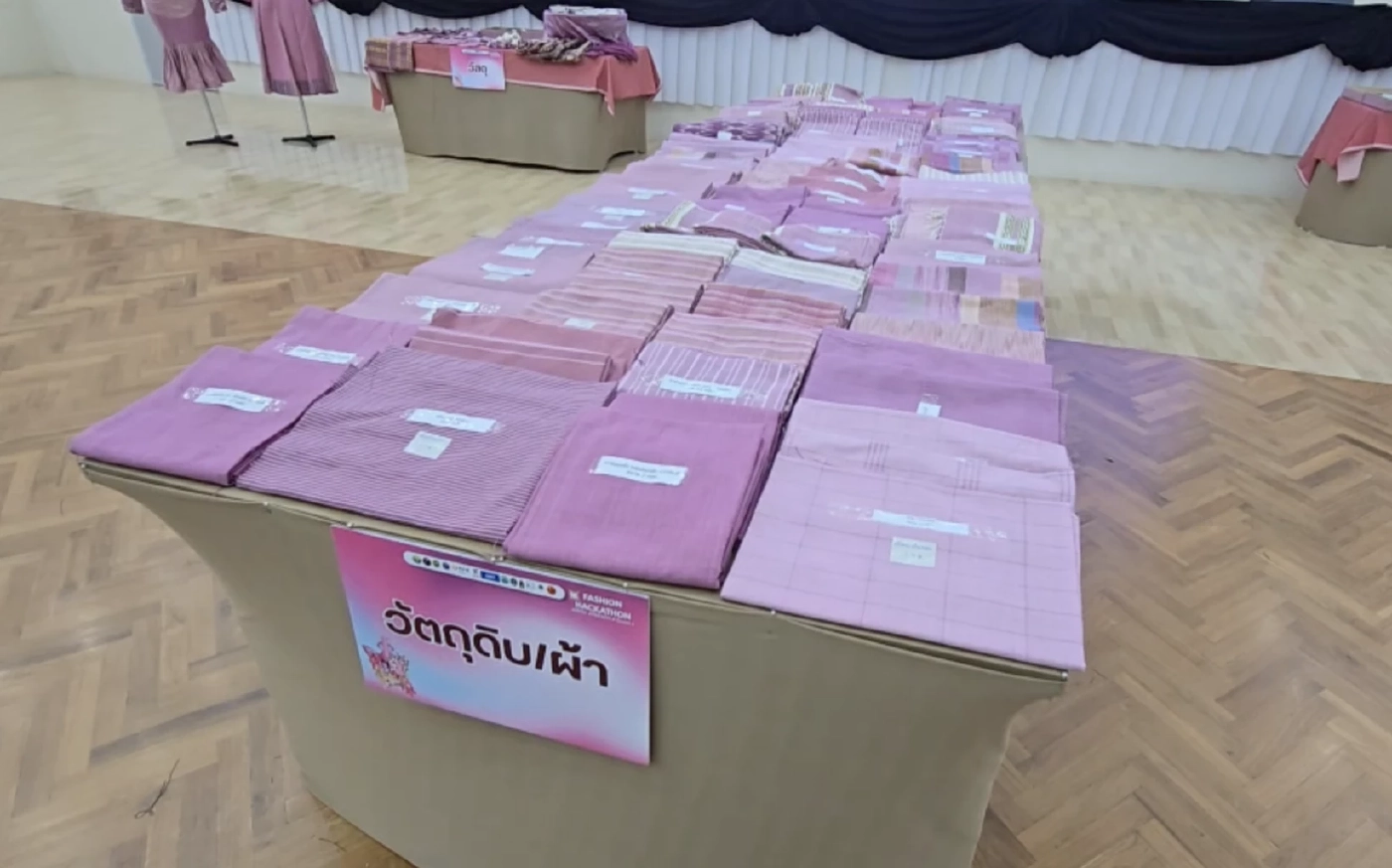 เลาะเวที ”คลั่งรัก ครั่งลำปาง“ ประกวดแฟชั่น ”ผ้าย้อมครั่ง“ เขลางค์นคร