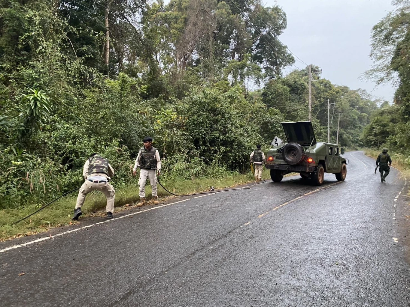 เสี่ยงภัยเพื่อประชาชน! "จนท.การไฟฟ้าส่วนภูมิภาค-ทหาร" ซ่อมแซมพื้นที่ชายแดน ให้มีไฟฟ้าใช้ตลอด 24 ชั่วโมง