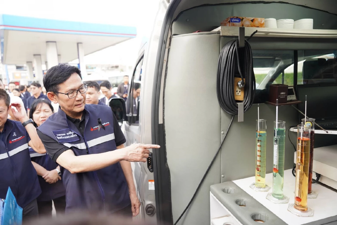 “อรรถพล” ลุยสงขลาตรวจน้ำมันหลังน้ำลด สร้างความมั่นใจหลังเกิดเหตุน้ำท่วมใหญ่ พร้อมมอบบัตรน้ำมัน 9 แสนบาท