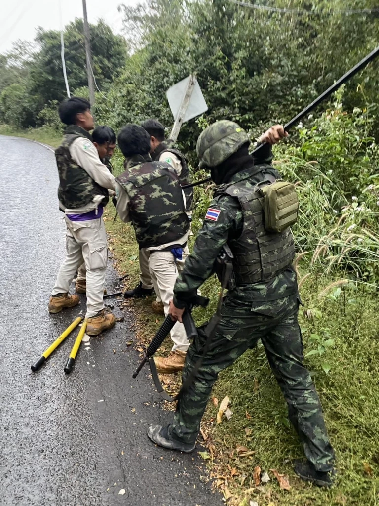 เสี่ยงภัยเพื่อประชาชน! "จนท.การไฟฟ้าส่วนภูมิภาค-ทหาร" ซ่อมแซมพื้นที่ชายแดน ให้มีไฟฟ้าใช้ตลอด 24 ชั่วโมง