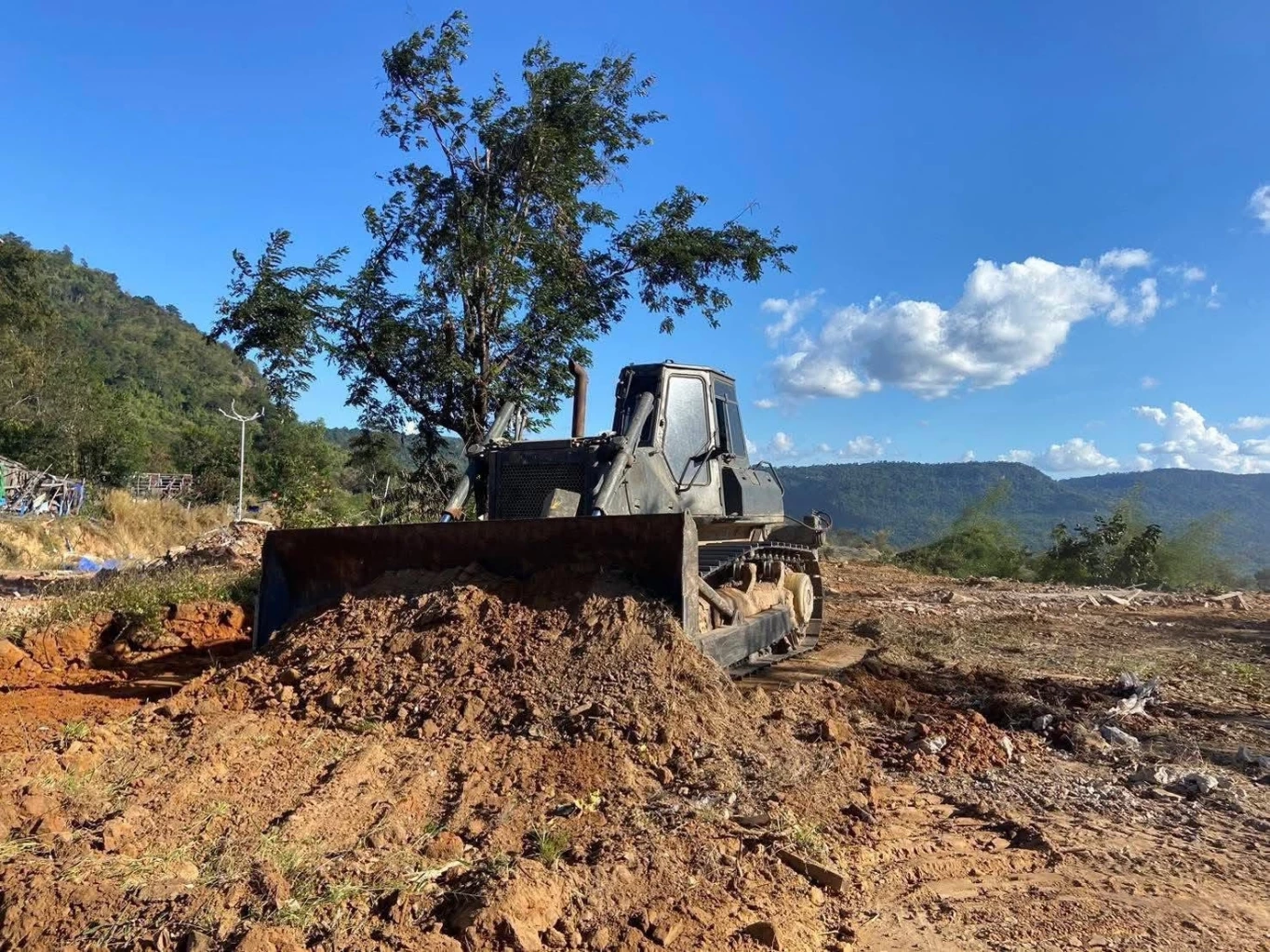 เปิดภาพ "ทหารช่าง" ลุยรื้อถอน "อนุสาวรีย์ตาอม-ตลาดอานม้า"