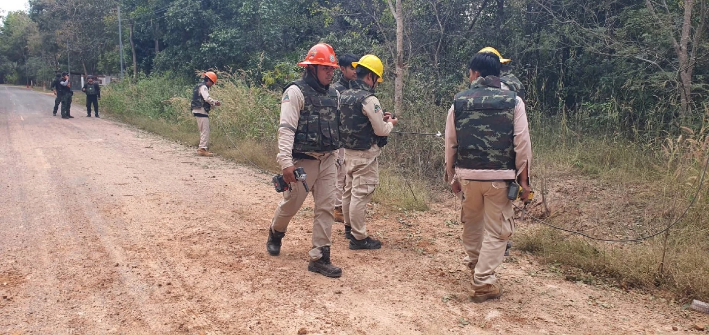 เสี่ยงภัยเพื่อประชาชน! "จนท.การไฟฟ้าส่วนภูมิภาค-ทหาร" ซ่อมแซมพื้นที่ชายแดน ให้มีไฟฟ้าใช้ตลอด 24 ชั่วโมง