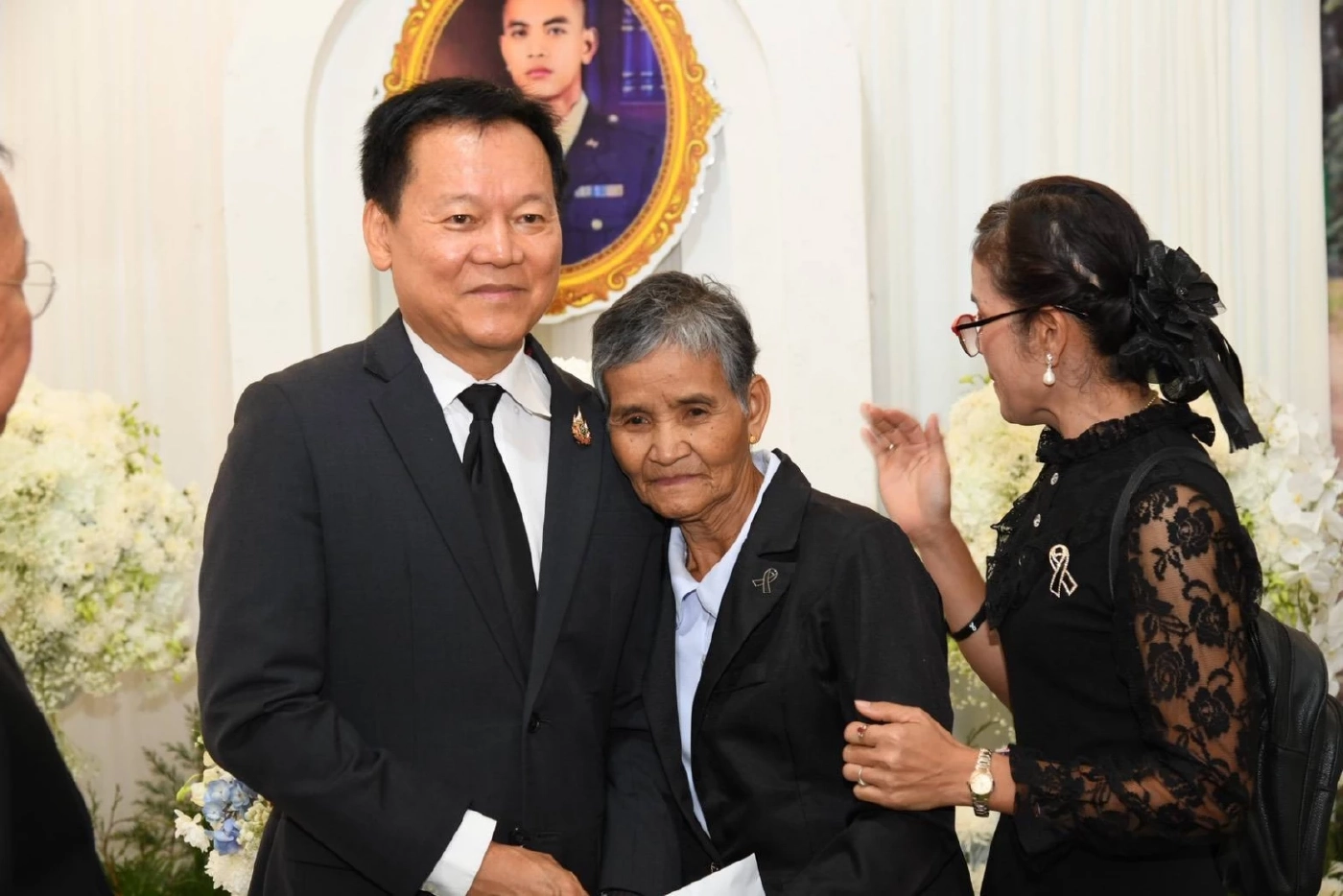 ประธานวุฒิสภา นำทีม สว. เดินทางไปเคารพร่าง "จ่าสิบเอก สำเริง คลังประโคน"