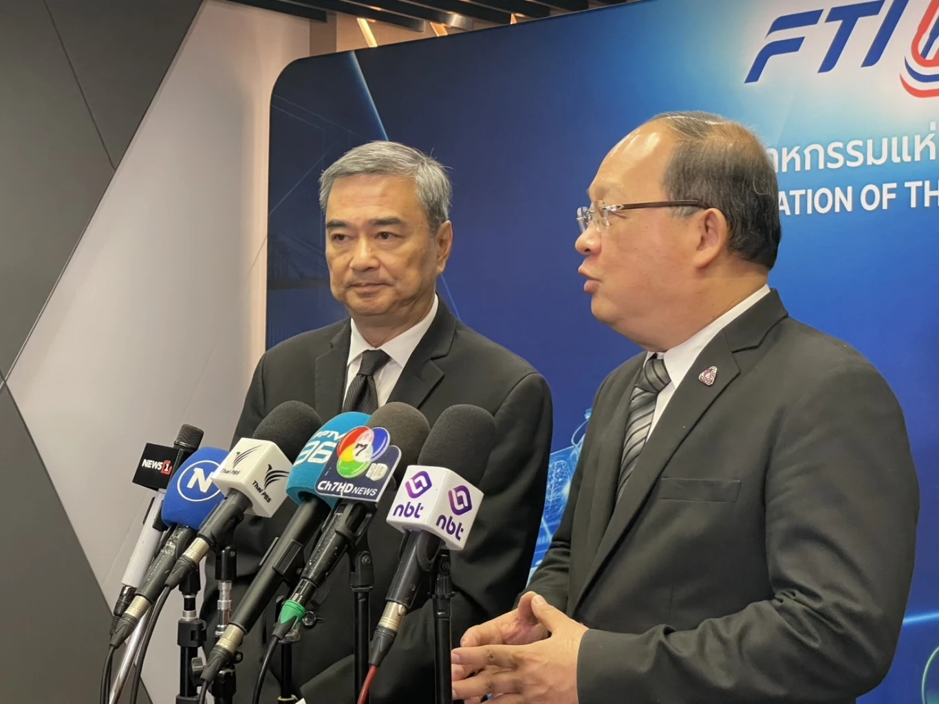 “อภิสิทธิ์” ขอบคุณผลโพลใต้หนุน ปชป.นั่งนายกฯ ยันไม่เหลิงตัวเลข