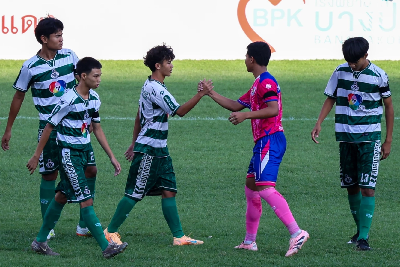 หมอนทองฟีเวอร์: เมื่อฟุตบอลนักเรียนเขย่าระบบ มากกว่าคำว่า “ม้ามืด”