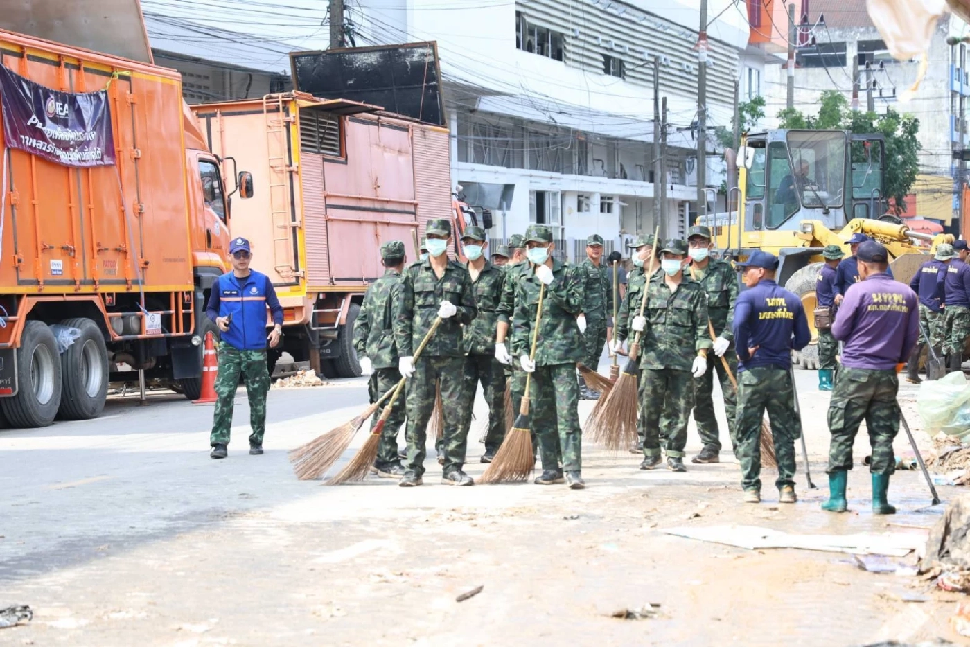 ศป.กฉ.ส่วนหน้า ระดมกำลังพล-เครื่องมือช่าง เร่งการฟื้นฟูเมืองหาดใหญ่
