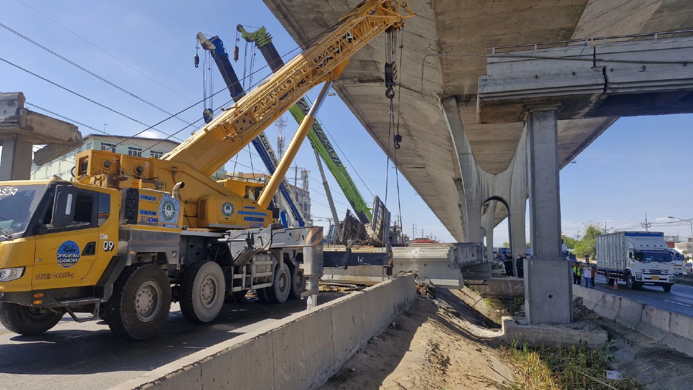 เร่งรื้อถอน - ย้ายคาน "สะพานลอยถล่ม" พร้อมตรวจสอบโครงสร้าง หลังรถบรรทุกชนสะพานจนหล่นทับ