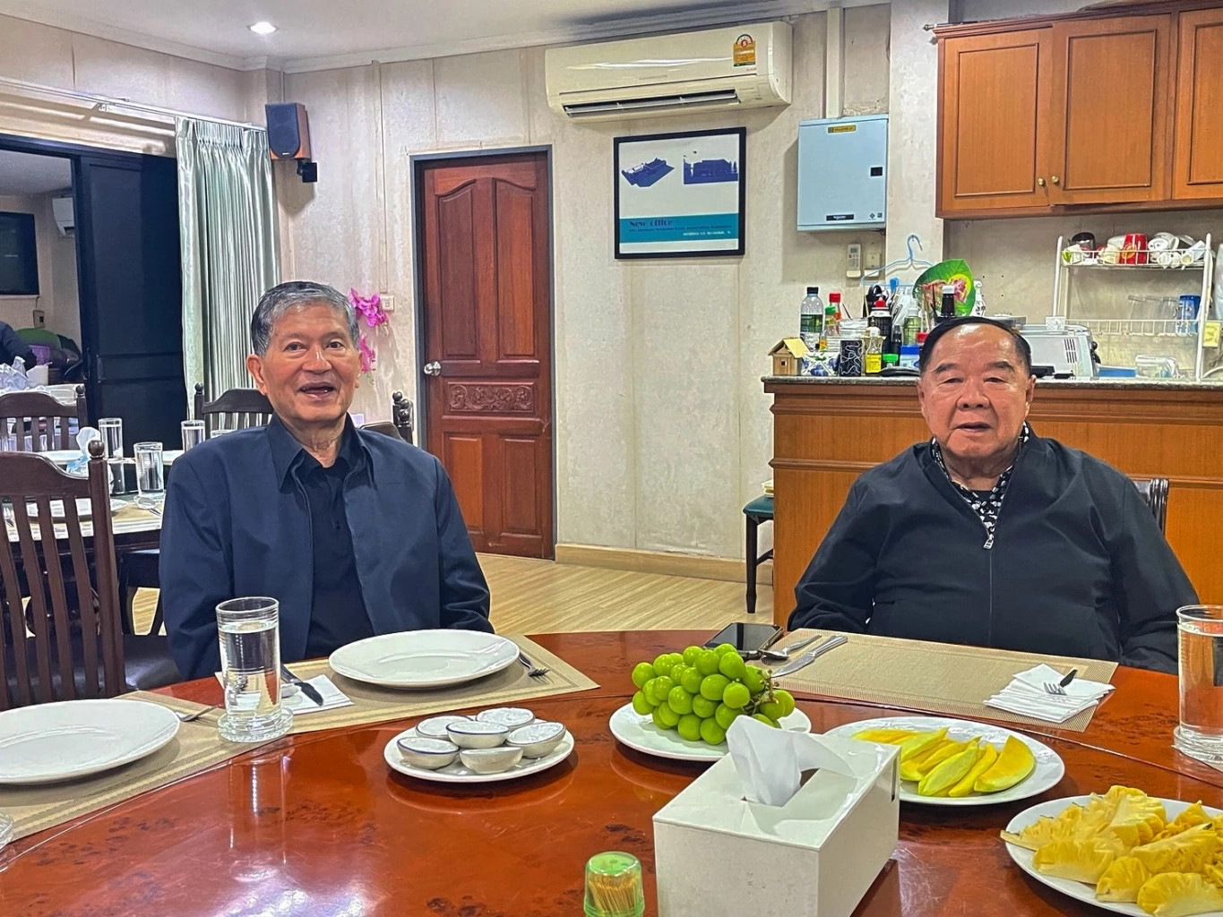 ชื่นมื่น! "เฉลิม" พบ "บิ๊กป้อม" พร้อมสมัครเป็นสมาชิก "พลังประชารัฐ"