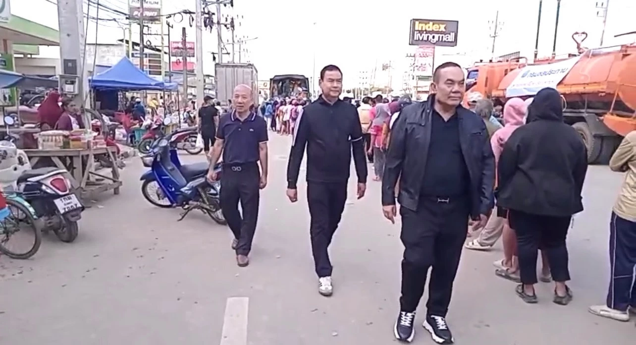 อดีตนายกฯสภาทนายฯลงพื้นที่มอบของยังชีพหาดใหญ่ ช่วย ปชช.ฟ้องรัฐ