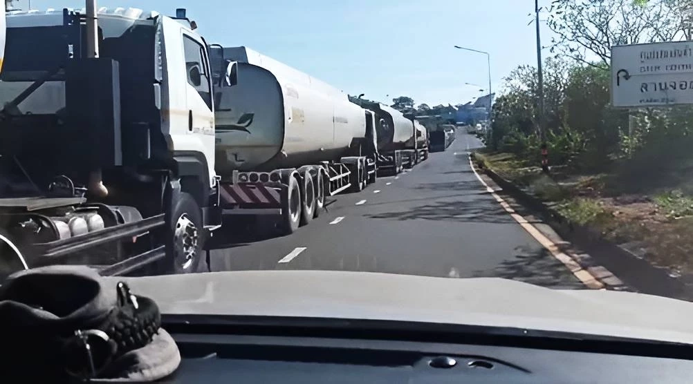 มีพิรุธ! รถน้ำมัน 80 คัน กว่า 4 ล้านลิตร จ่อข้ามด่านชายแดน "ช่องเม็กเข้าลาว" หวั่นถึง "กัมพูชา" จี้ตรวจสอบ (มีคลิป)