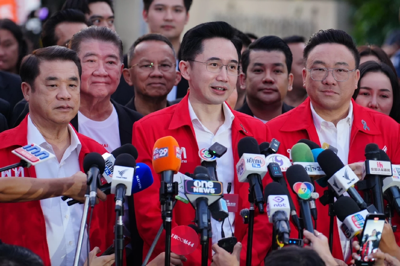 "แดง-น้ำเงิน" ล้อมวงคุยก่อนจับเบอร์ "ปาร์ตี้ลิสต์" "ปธ.กกต."ยืนยันพร้อมจัดการเลือกตั้ง สส. วันที่ 8 ก.พ.นี้