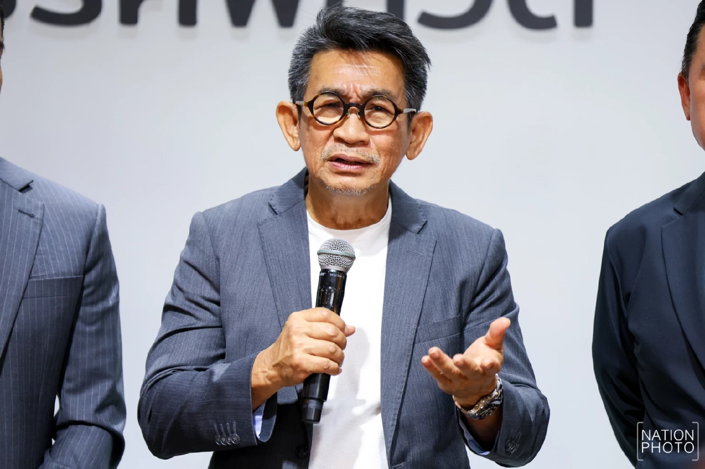 อภิสิทธิ์ ไล่ศัตรูไกล