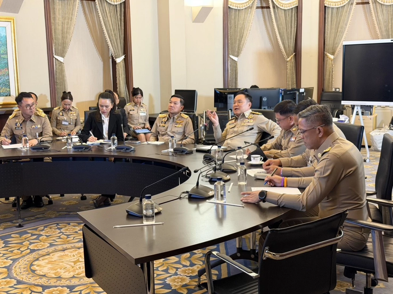 นายกฯ ประชุม 7 ผู้ว่าฯ ชายแดนกัมพูชา สั่งใช้งบดูแล ปชช.เต็มที่