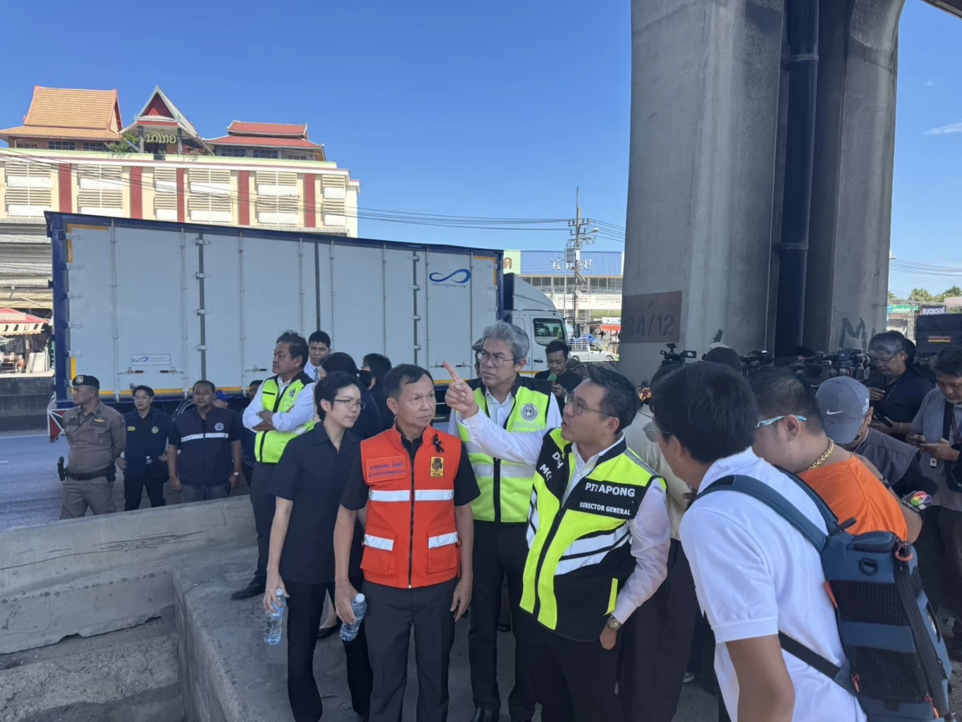 เร่งรื้อถอน - ย้ายคาน "สะพานลอยถล่ม" พร้อมตรวจสอบโครงสร้าง หลังรถบรรทุกชนสะพานจนหล่นทับ