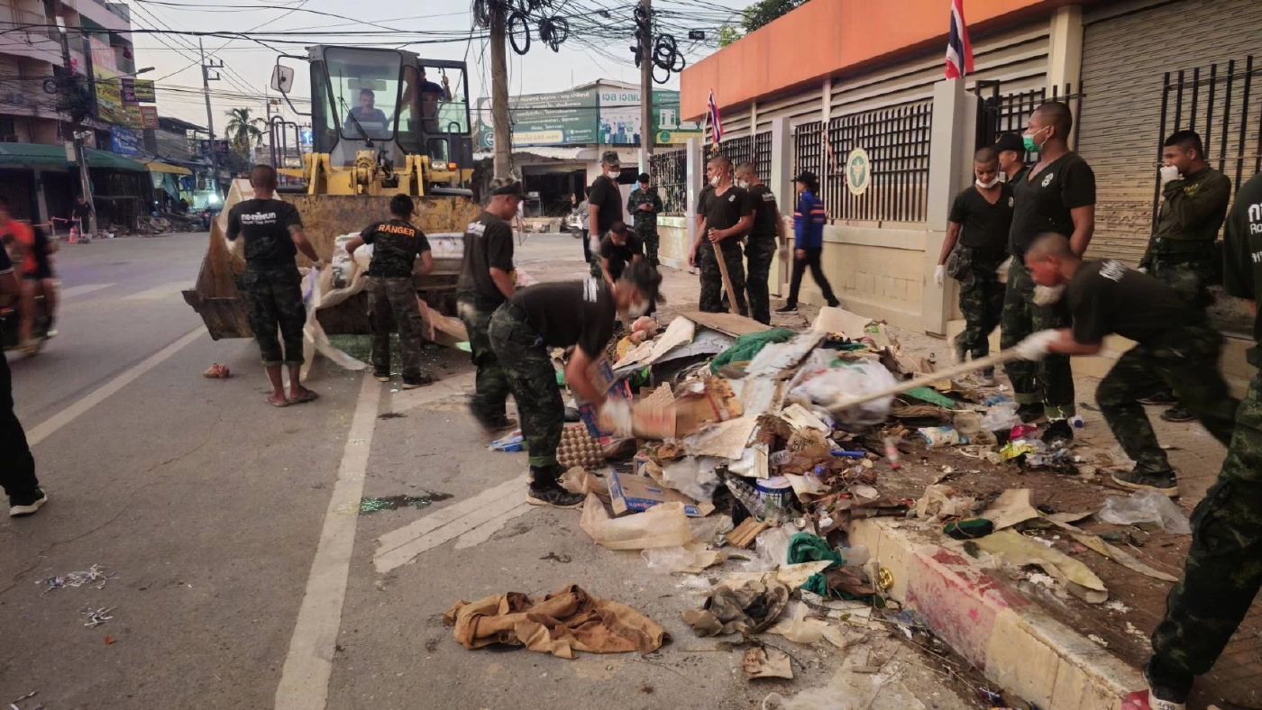 มทภ.4 ผนึกกำลัง ระดม จนท. 400 นาย เคลียร์ขยะ-พื้นที่ รพ.หาดใหญ่