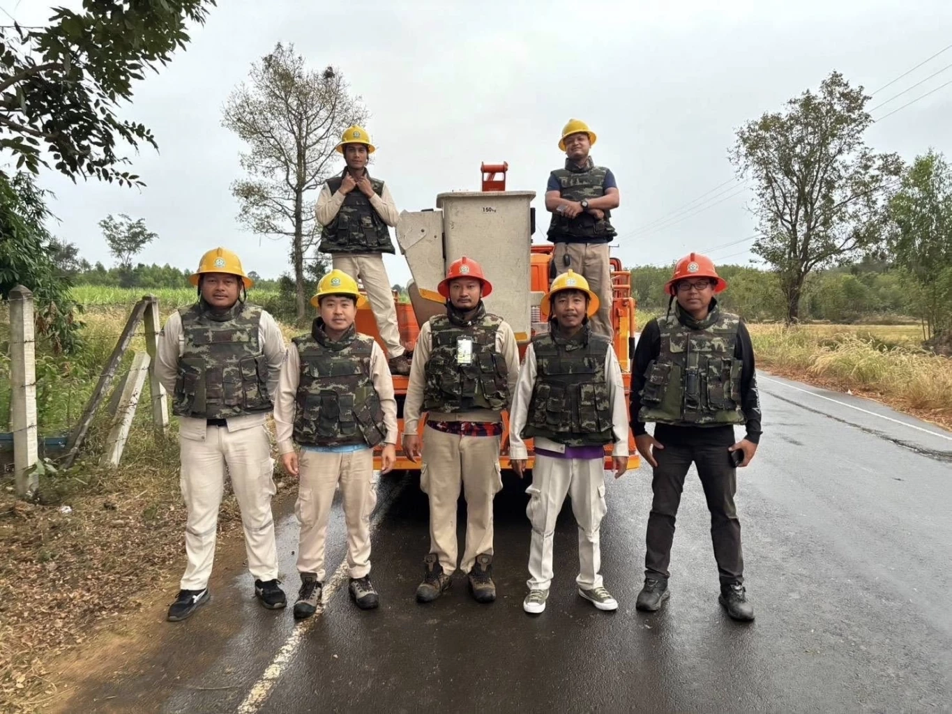 เสี่ยงภัยเพื่อประชาชน! "จนท.การไฟฟ้าส่วนภูมิภาค-ทหาร" ซ่อมแซมพื้นที่ชายแดน ให้มีไฟฟ้าใช้ตลอด 24 ชั่วโมง