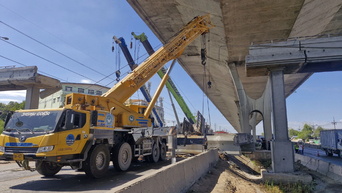 เร่งรื้อถอน - ย้ายคาน "สะพานลอยถล่ม" พร้อมตรวจสอบโครงสร้าง หลังรถบรรทุกชนสะพานจนหล่นทับ