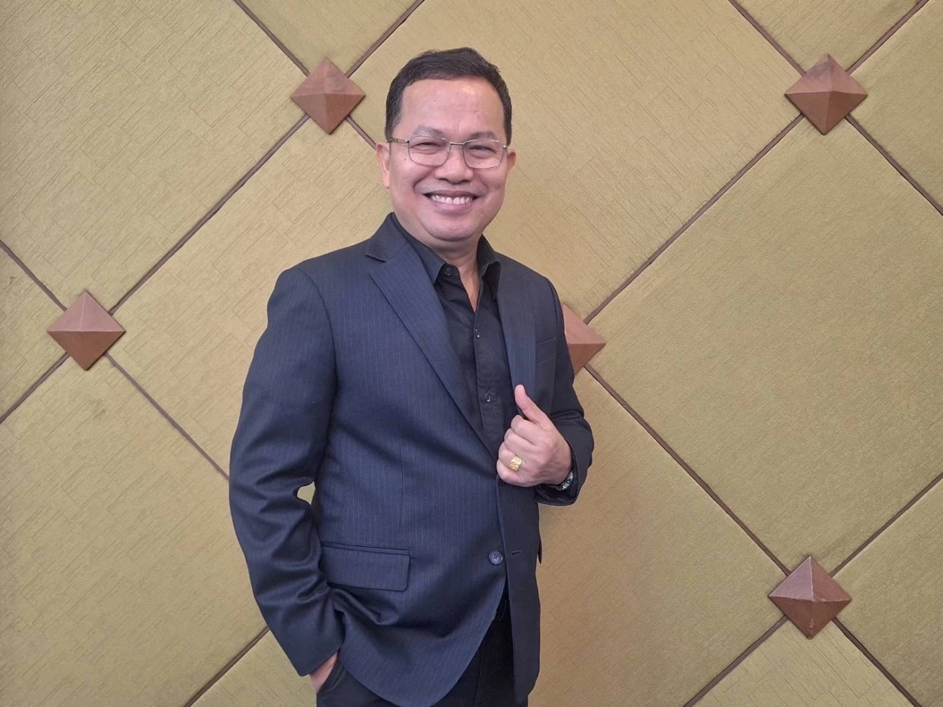 นายวีระ แข็งกสิการ รองปลัดกระทรวงศึกษาธิการ 