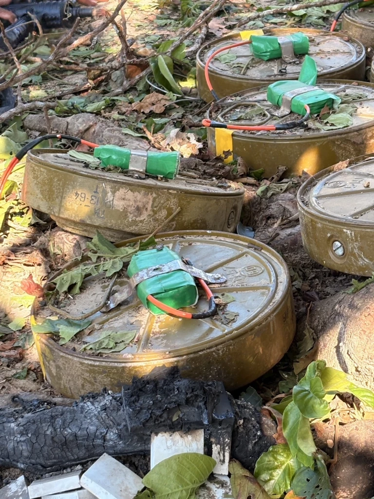 "ทัพเรือ" ชี้เจอทุ่นระเบิดรถถังดัดแปลง 16 ลูก วางเป็นกับดัก หวังสังหารทหารไทย แถมเจอสมุดบันทึกภาษากัมพูชา