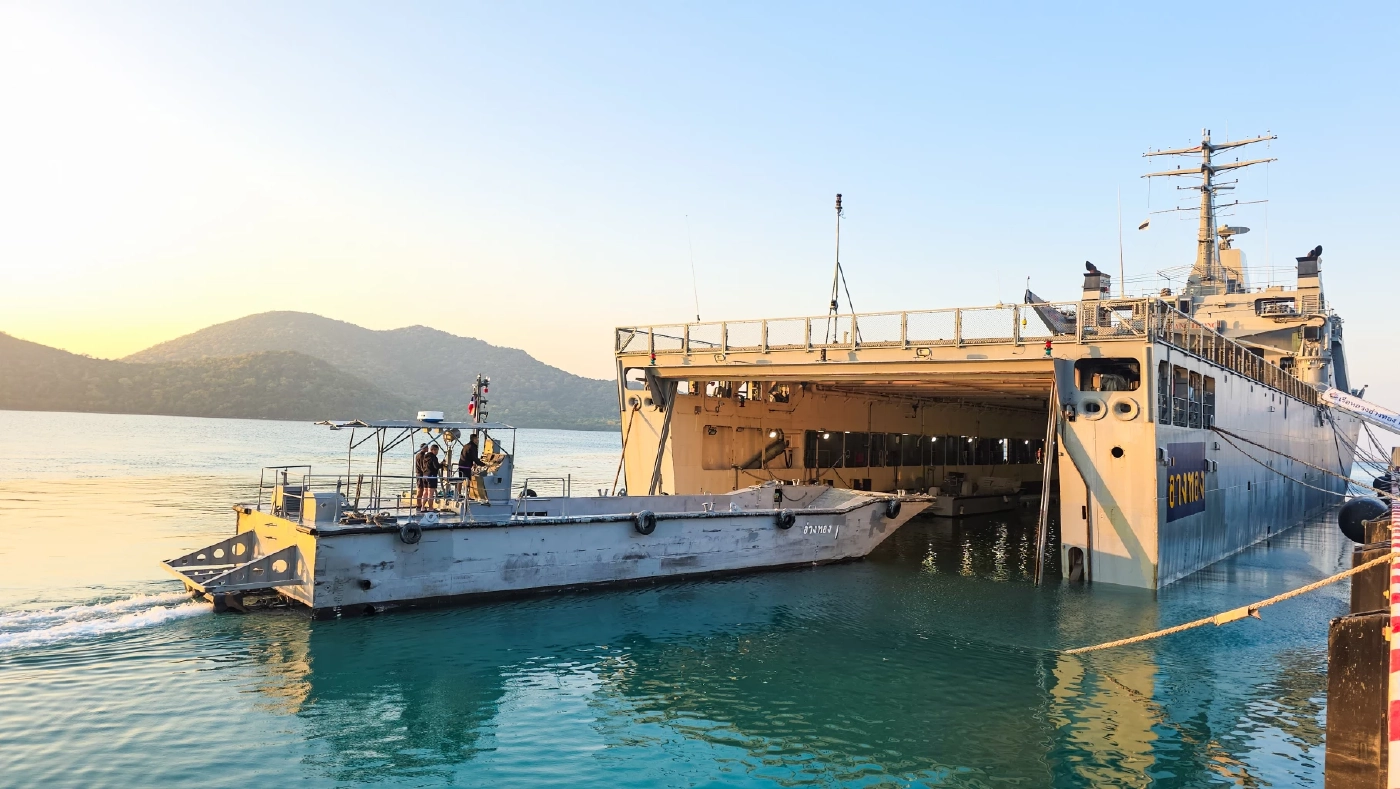 เรือหลวงอ่างทอง เข้าสมทบกับ ร.ล.จักรีนฤเบศร  ช่วยเหลือผู้ประสบภัยน้ำท่วม