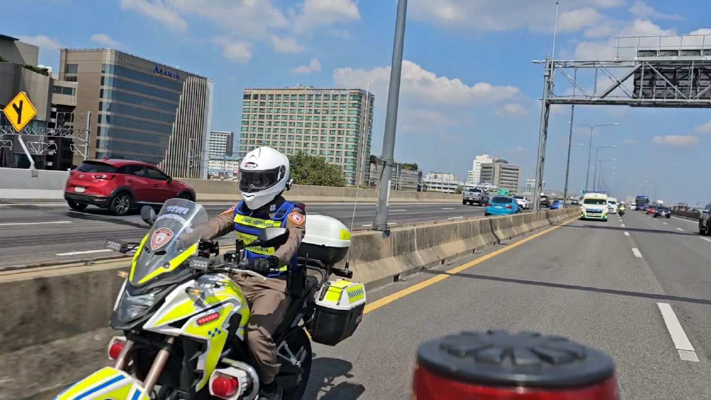 ตำรวจจราจรเปิดทางด่วน นำ "ทหารกล้า" บาดเจ็บจากปะทะชายแดน ส่ง รพ.พระมงกุฎเกล้า