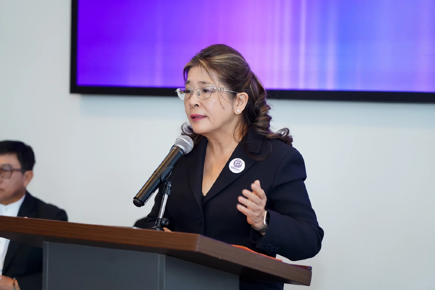 "สุดารัตน์" จี้ "รัฐบาล–ก.ล.ต." เร่งสางเส้นเงินผิดกฎหมาย ผงาดถือหุ้น "บ.พลังงาน" เกือบ 25%