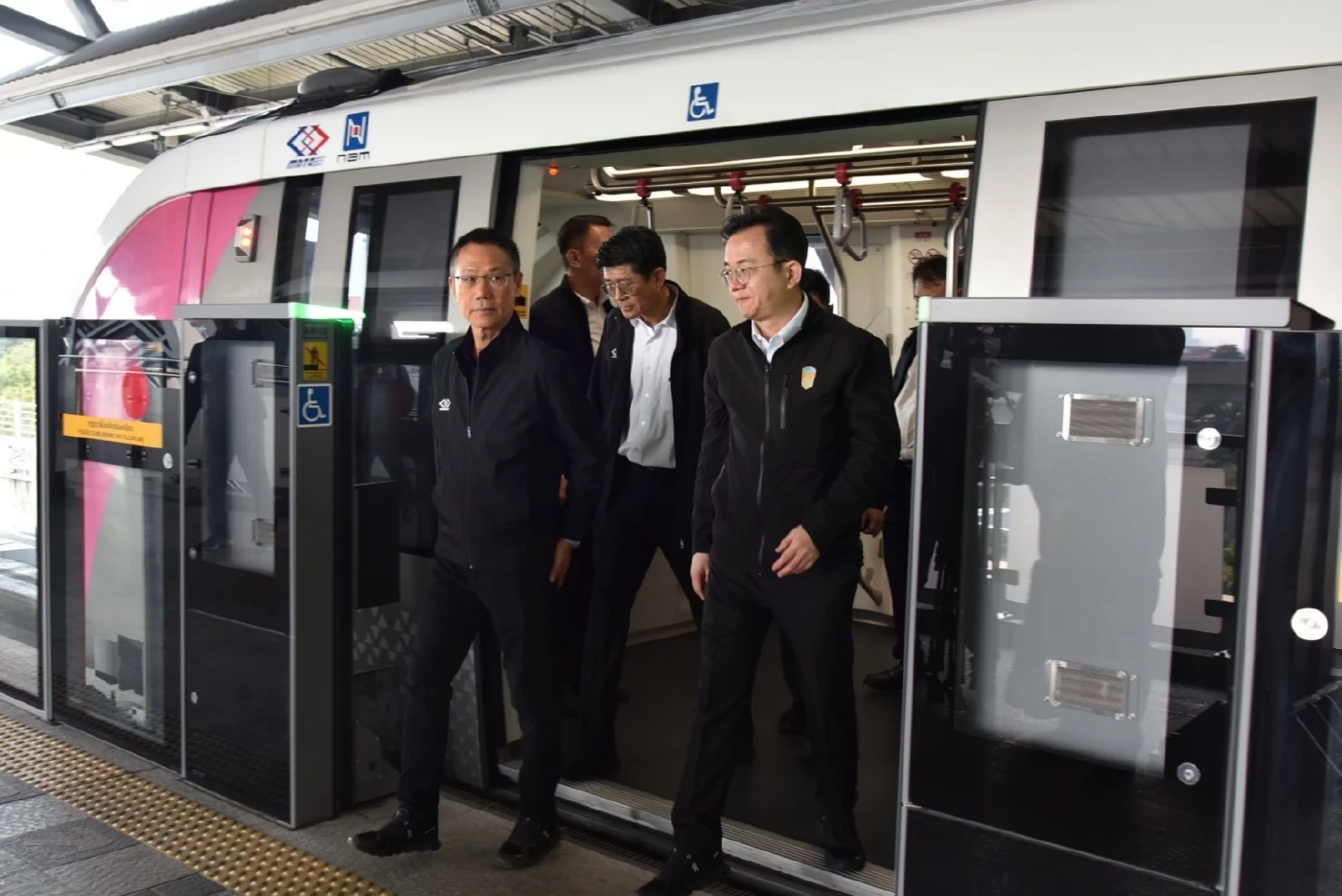 MRT สายสีชมพู เปิดบริการเต็มระบบ หลังระบบรางจ่ายรถไฟฟ้าขัดข้อง