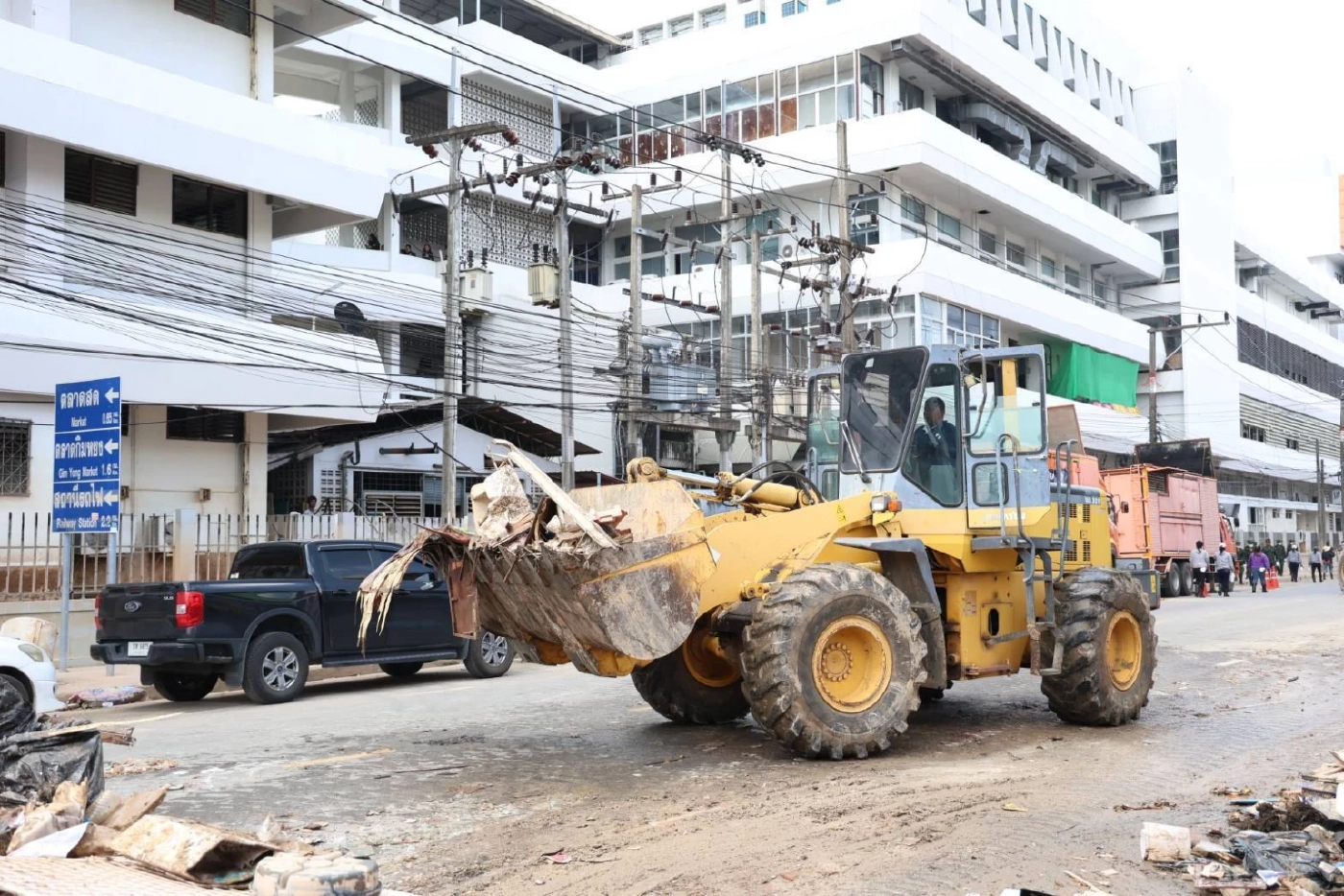 ศป.กฉ.ส่วนหน้า ระดมกำลังพล-เครื่องมือช่าง เร่งการฟื้นฟูเมืองหาดใหญ่