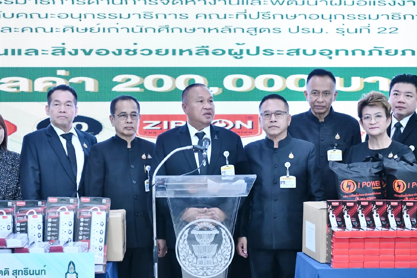 "บิ๊กเกรียง" รับมอบของบริจาคช่วยน้ำท่วมภาคใต้ พร้อมให้กำลังใจ "นายกฯ-รัฐบาล"